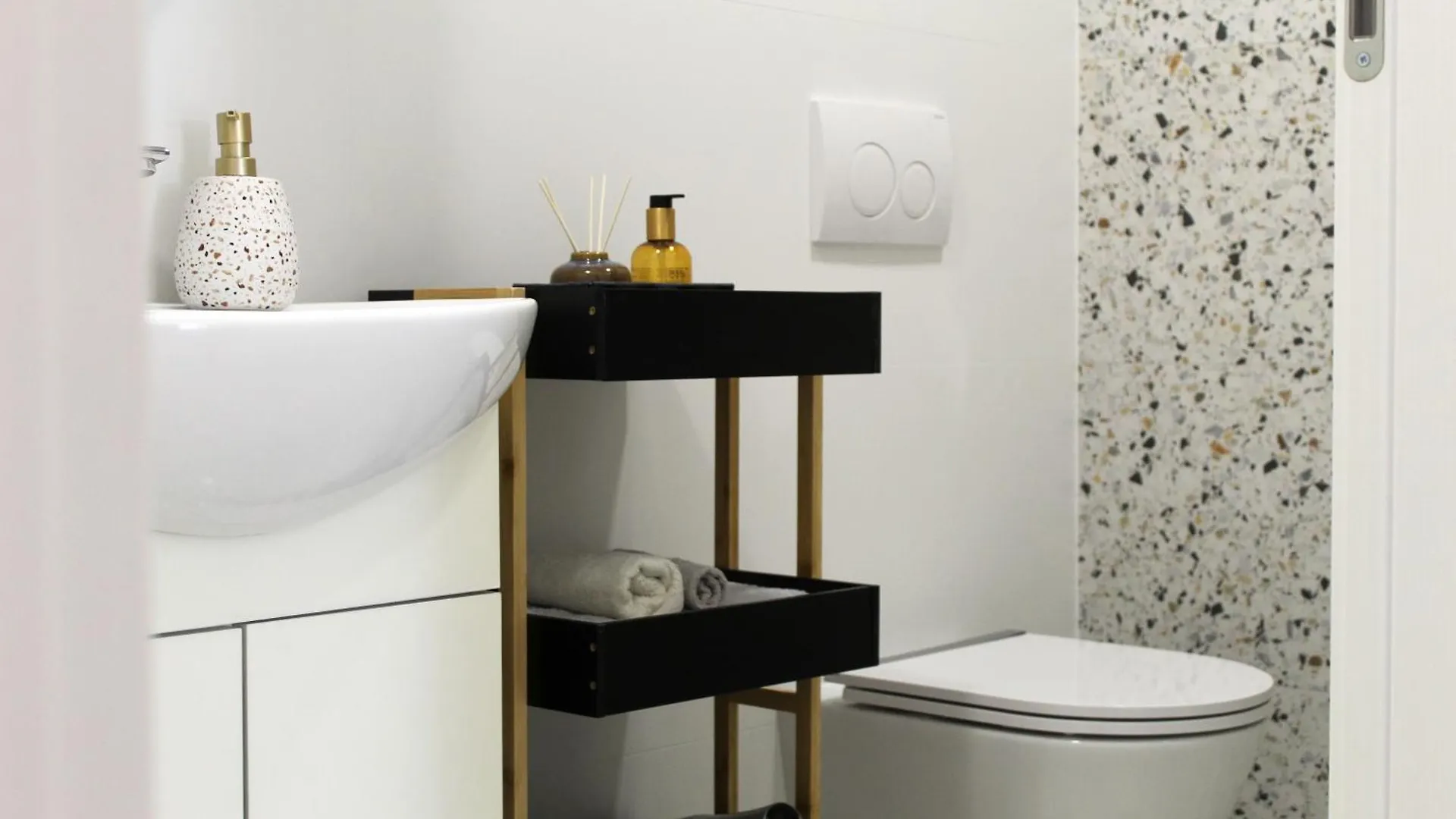 V&V Apartment Πούλα